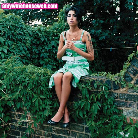 Amy Winehouse con un vestido verde